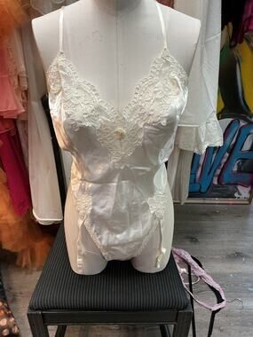 VINTAGE IVORY  LACE TEDDY MEDIUM